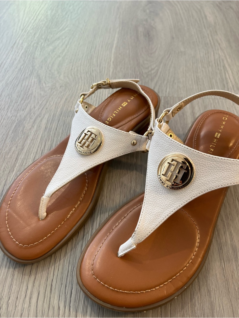 Tommy Hilfiger White Leather T‑Strap Sandals with Gold Emblem